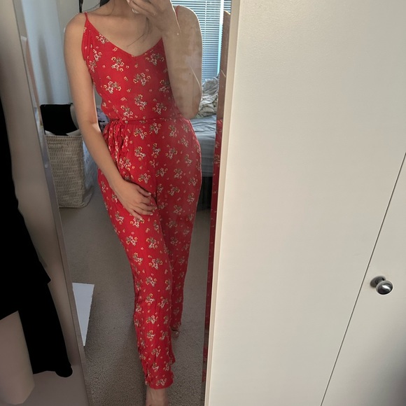 NWT HUNNI’S Red Floral Tie Waist Jumpsuit - Picture 3 of 6